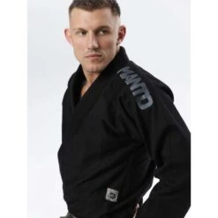 BJJ X5 Manto GI Blackout 13 BJJ X5 Manto GI Blackout -Magasin D’Équipement D’Arts Martiaux bjj x5 manto gi blackout 1 4