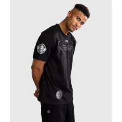 Tekken 8 Venum Paul Phoenix T-shirt Noir -Magasin D’Équipement D’Arts Martiaux tekken 8 venum paul phoenix t shirt noir 4